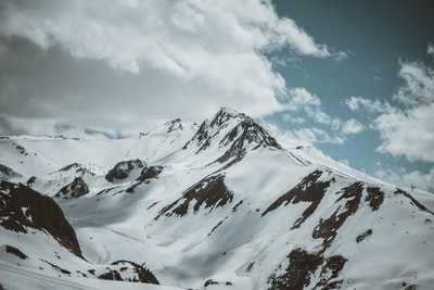 白天白雪覆盖了这座山